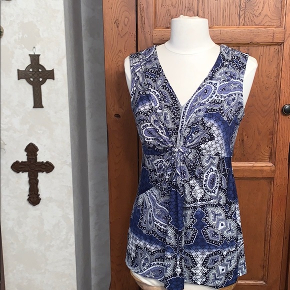 Daisy Fuentes Tops - 💜V-Neck Paisley Sleeveless Top💙